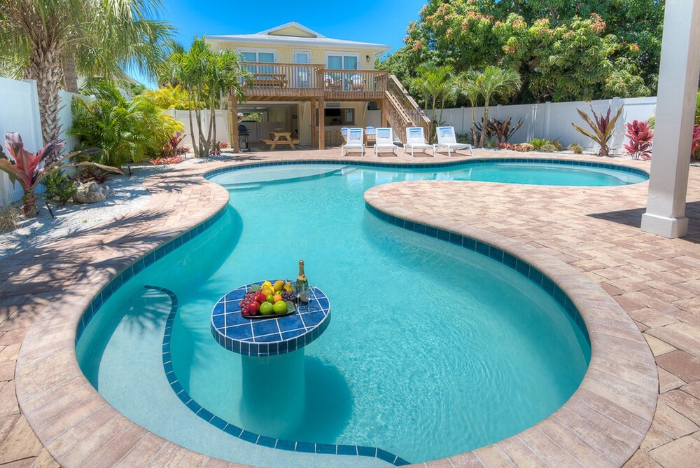 Cabana Breeze — 4-Star Luxury Hotel in Anna Maria, United States