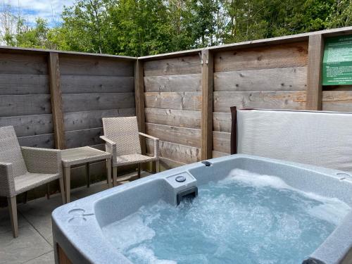 Fox Lodge with Hot Tub — 4-Star Luxury Hotel in Cupar, United Kingdom