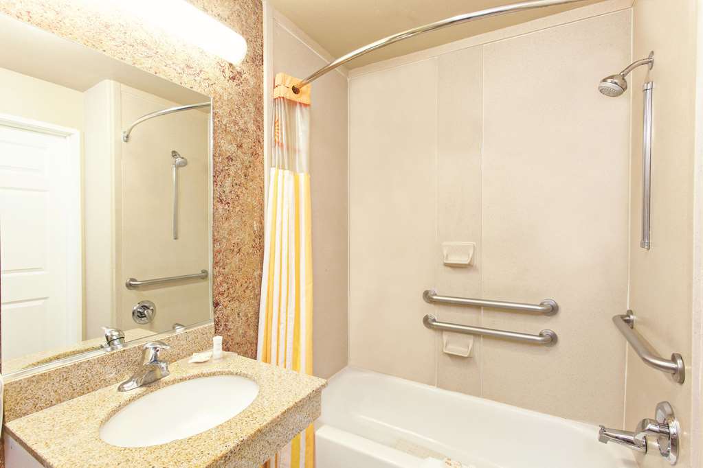 La Quinta Inn & Suites by Wyndham Hesperia Victorville - photo 16