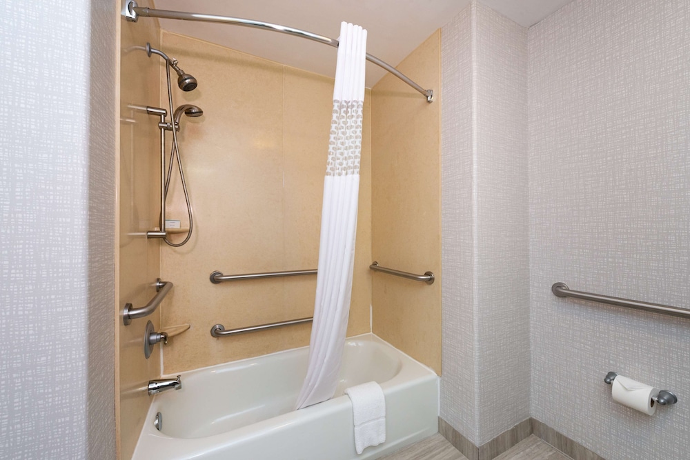 Hampton Inn Kansas City Northeast - photo 37