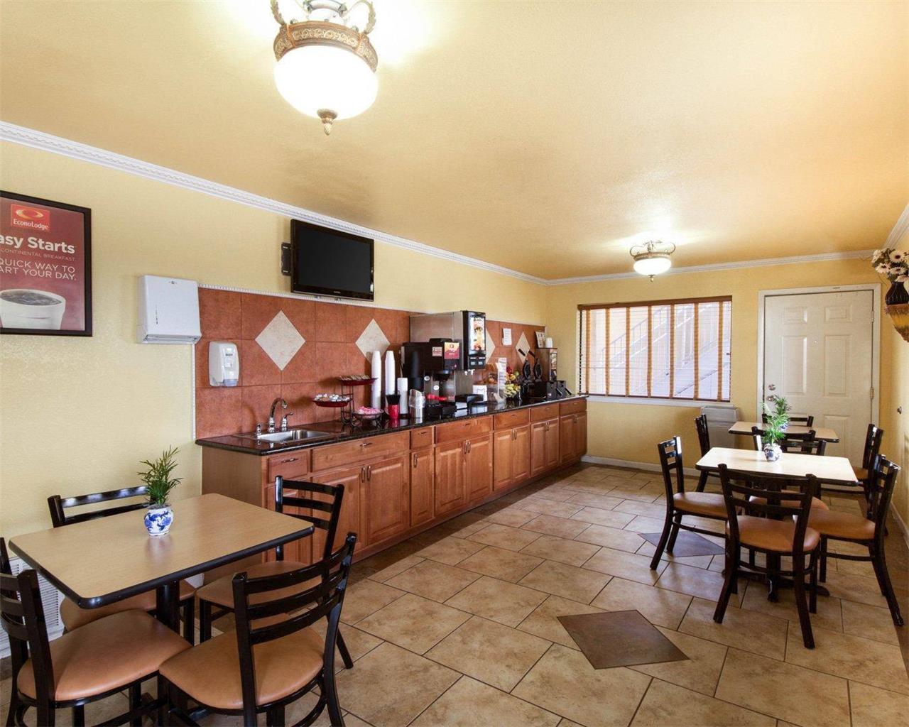 Econo Lodge Inn & Suites Coliseum - photo 23