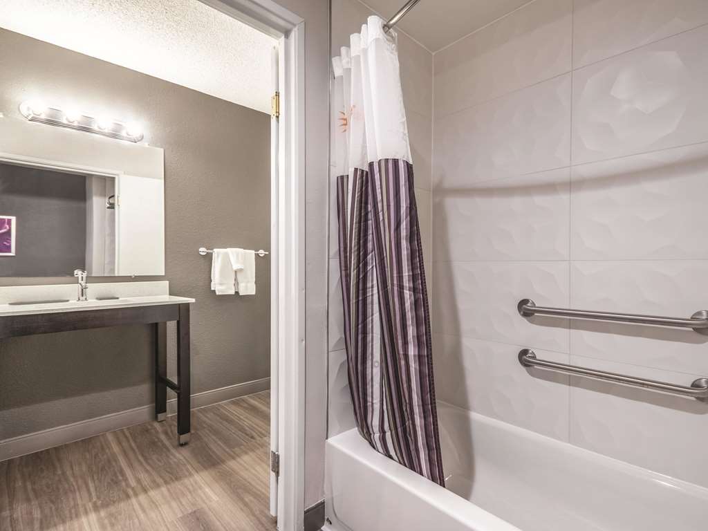 La Quinta Inn & Suites by Wyndham Hartford Bradley Airport - photo 22