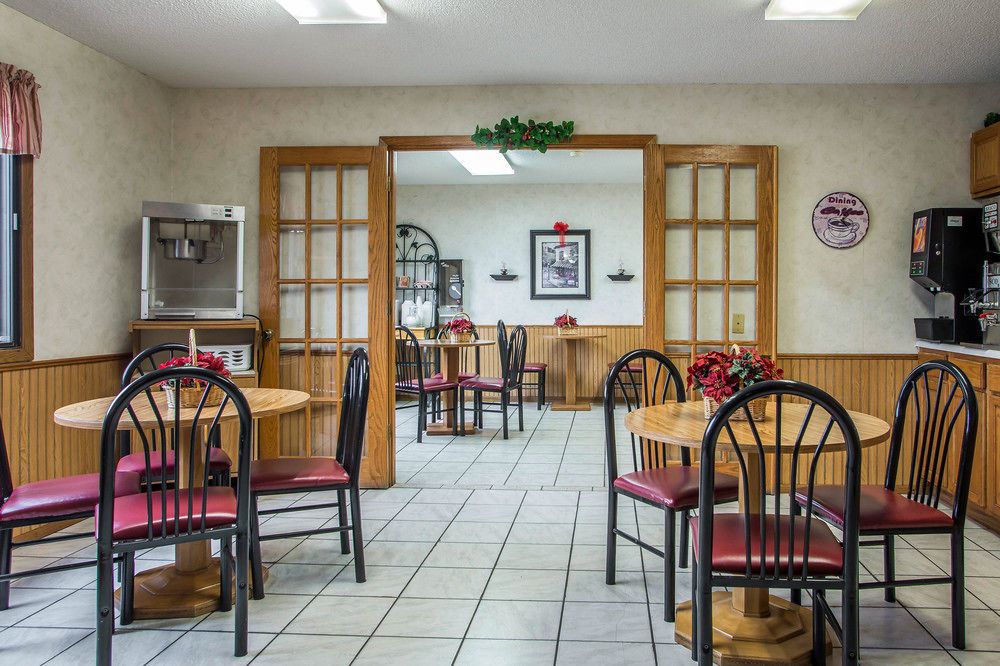Econo Lodge Inn and Suites Dubuque - photo 24