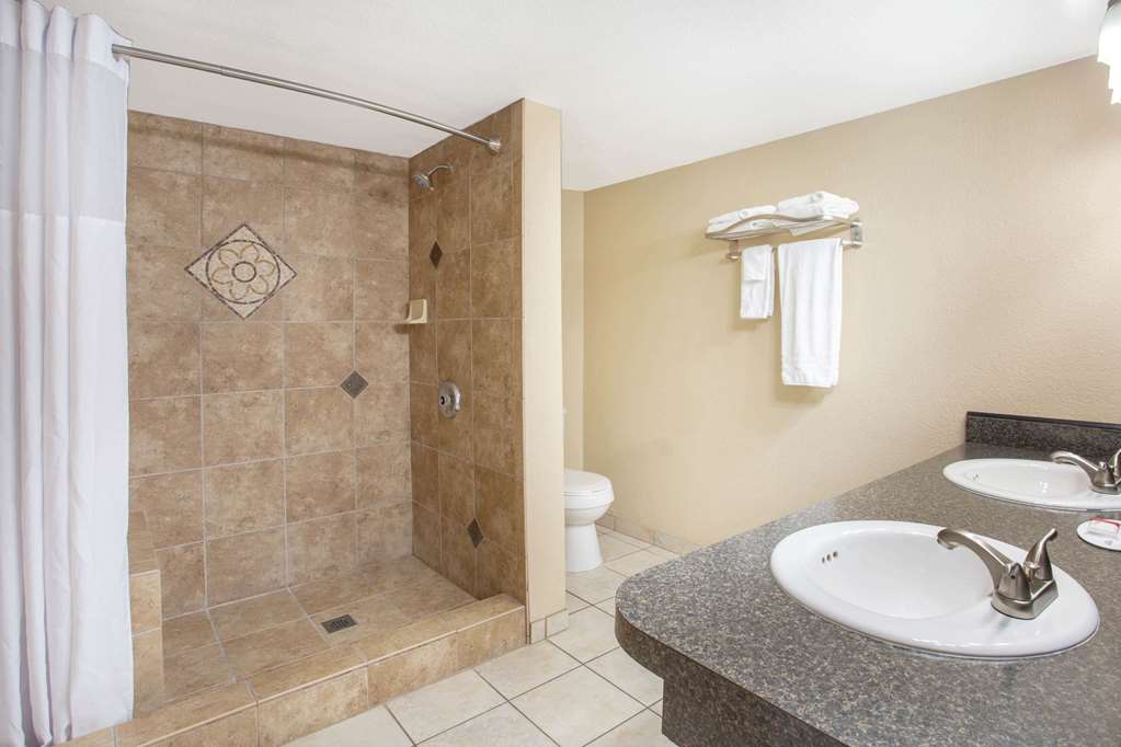 Travelodge by Wyndham Hawthorne - photo 18