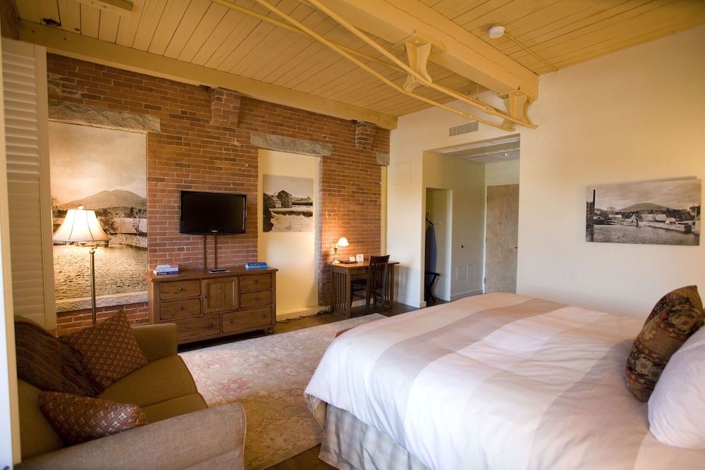 The Common Man Inn & Restaurant - photo 3