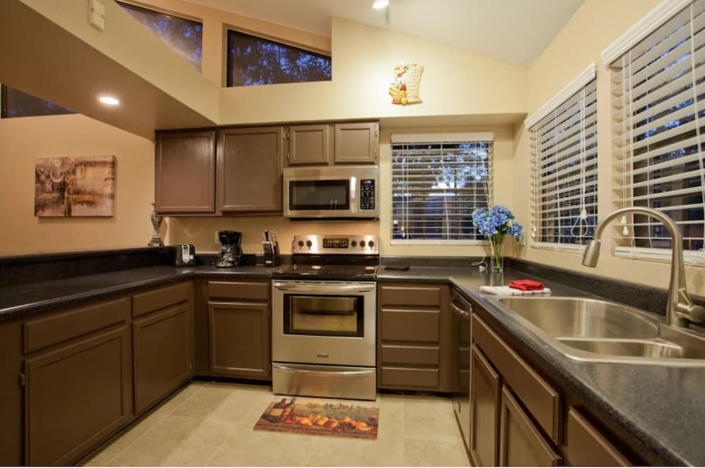Charming 2BR 2BA by BlueBarrelHomes - photo 7