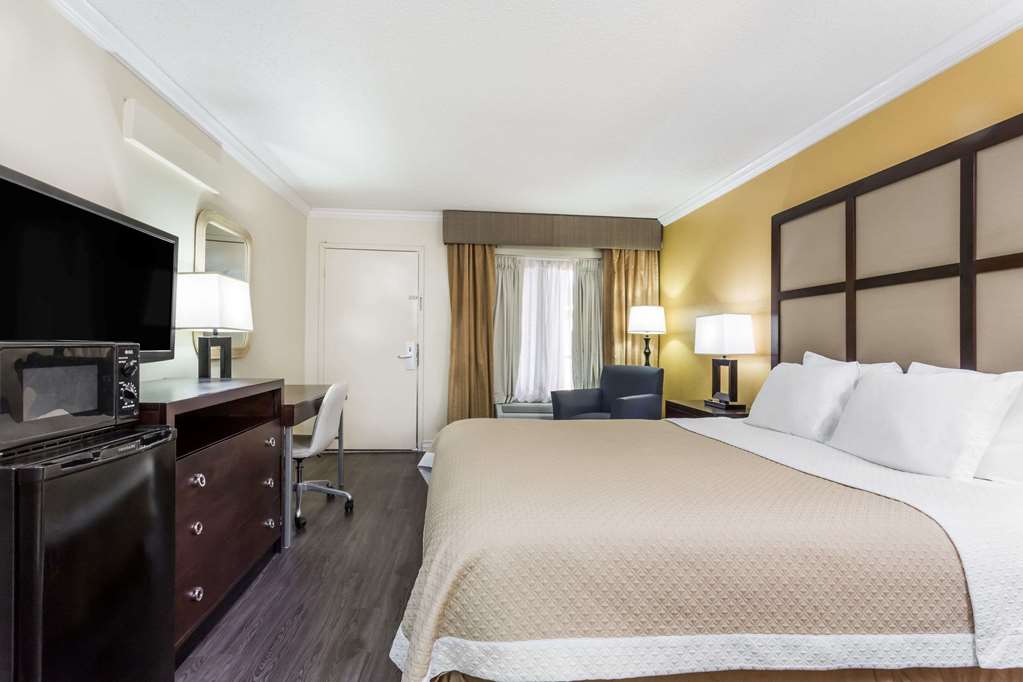 Days Inn by Wyndham Pensacola Historic Downtown - photo 10