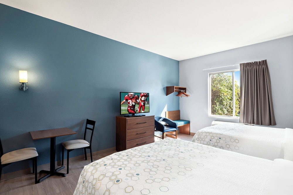 HomeTowne Studios by Red Roof East Lansing Okemos - photo 13
