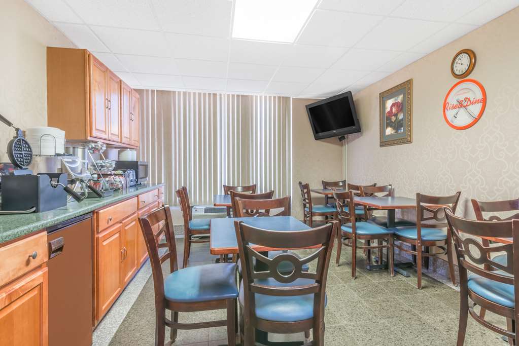 Howard Johnson by Wyndham Gillette - photo 34