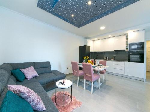 Apartment Papilio Two Bedroom Apartment with Terrace — 4-Star Luxury Hotel in Brela, Croatia