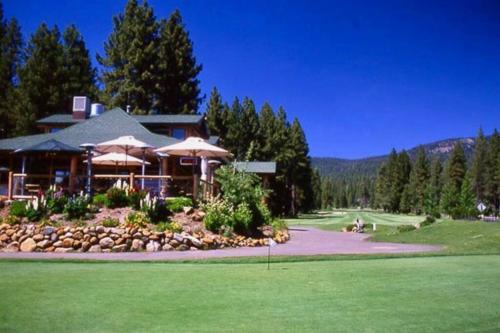 Private Ski Lake & Golf Chalet Walk to Lake — 4-Star Luxury Hotel in Tahoe Vista, United States