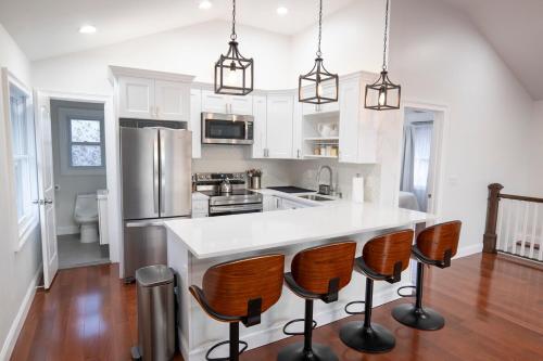 Modern Retreat Poconos 3BR Fire Pit Skiing — 4-Star Luxury Hotel in East Stroudsburg, United States