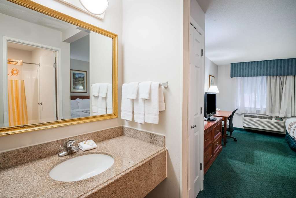 La Quinta Inn & Suites by Wyndham Nashville Franklin - photo 22