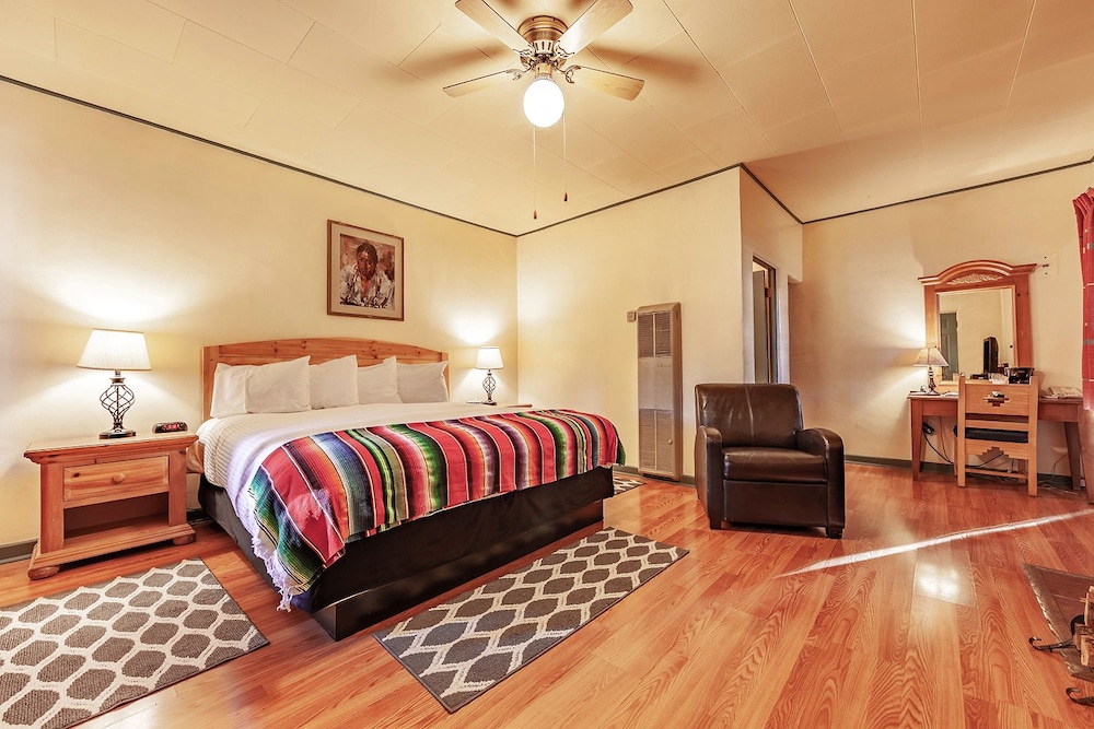 El Pueblo Lodge - photo 10