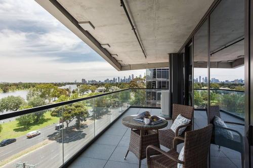 Lakeside Lookout Modern Living with Majestic Views — 4-Star Luxury Hotel in Melbourne, Australia