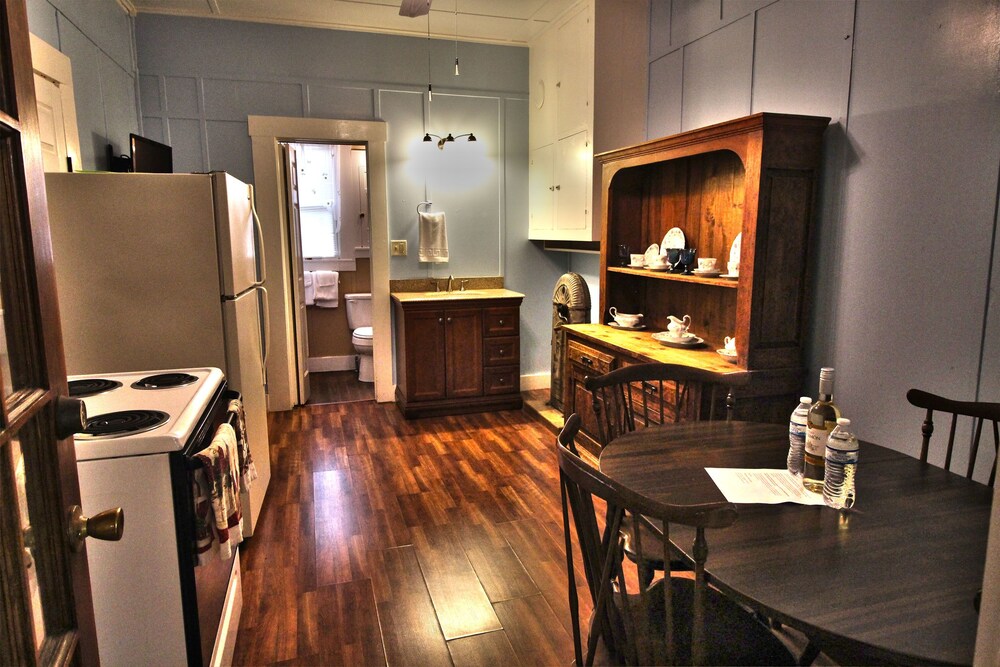 Peach Tree Inn & Suites - photo 32