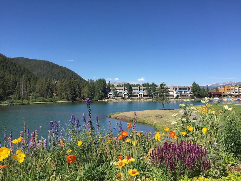 Seasons 1825 - carbon neutral hotel in Keystone