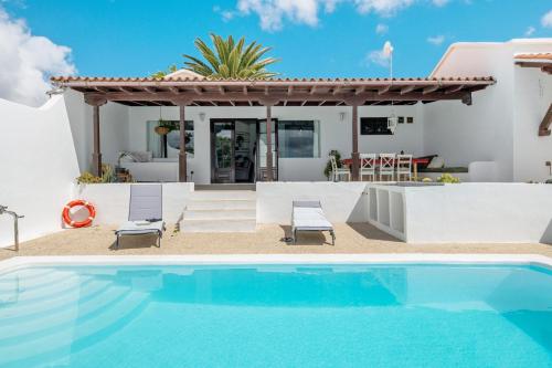 Casa Carmen Comfort And Privacy — 4-Star Luxury Hotel in Nazaret, Spain