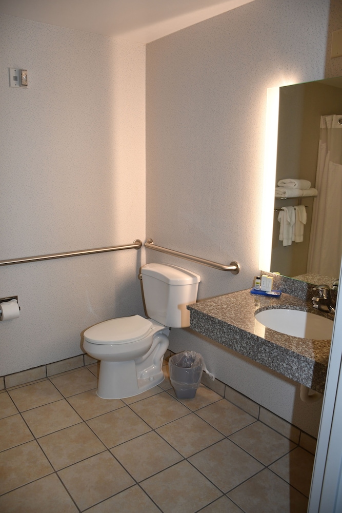 Holiday Inn Express & Suites Evanston By IHG - photo 41