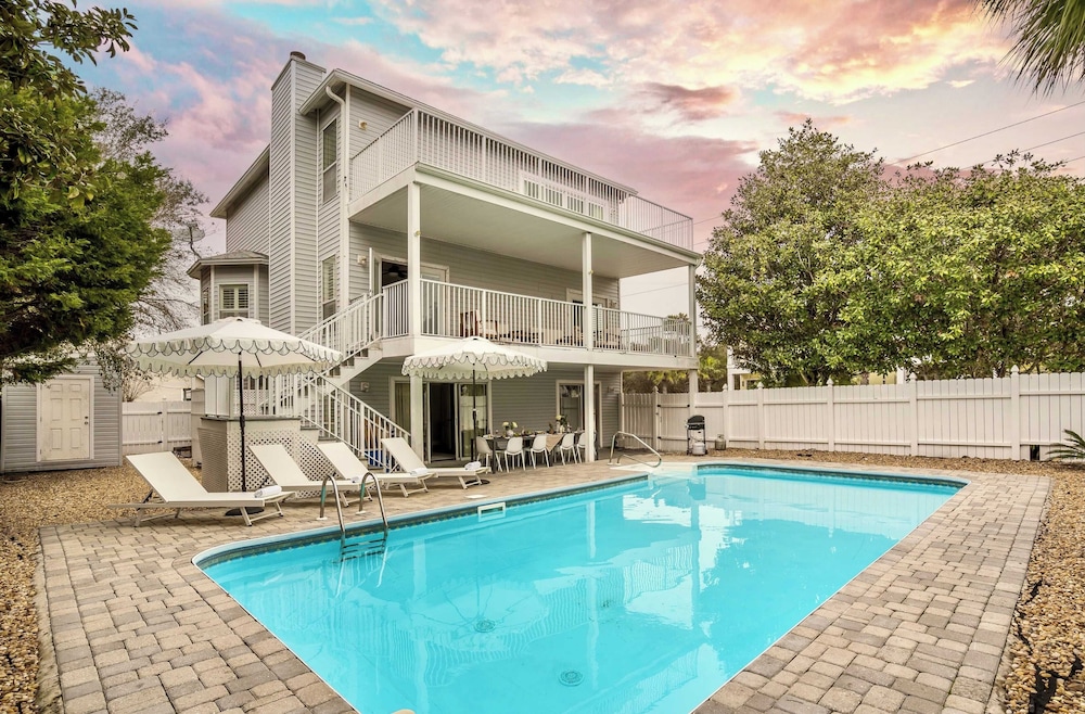 Hourglass by Avantstay Chic Beach Getaway w Pool & Two Large Balconies — hotel in Destin