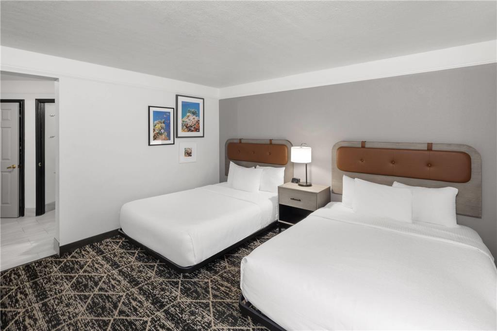 La Quinta Inn & Suites by Wyndham Houston Bush IAH South - photo 22
