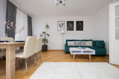 Spacious 4 Bedroom Apartment by Noclegi Renters — 4-Star Luxury Hotel in Warsaw, Poland