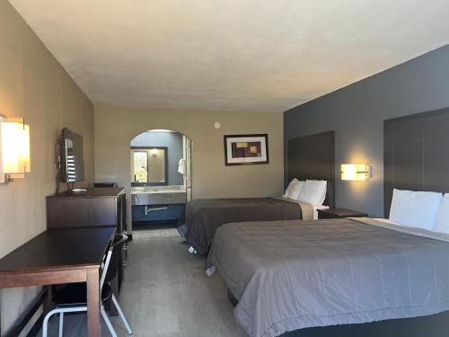 Deluxe Inn and Suites - photo 27