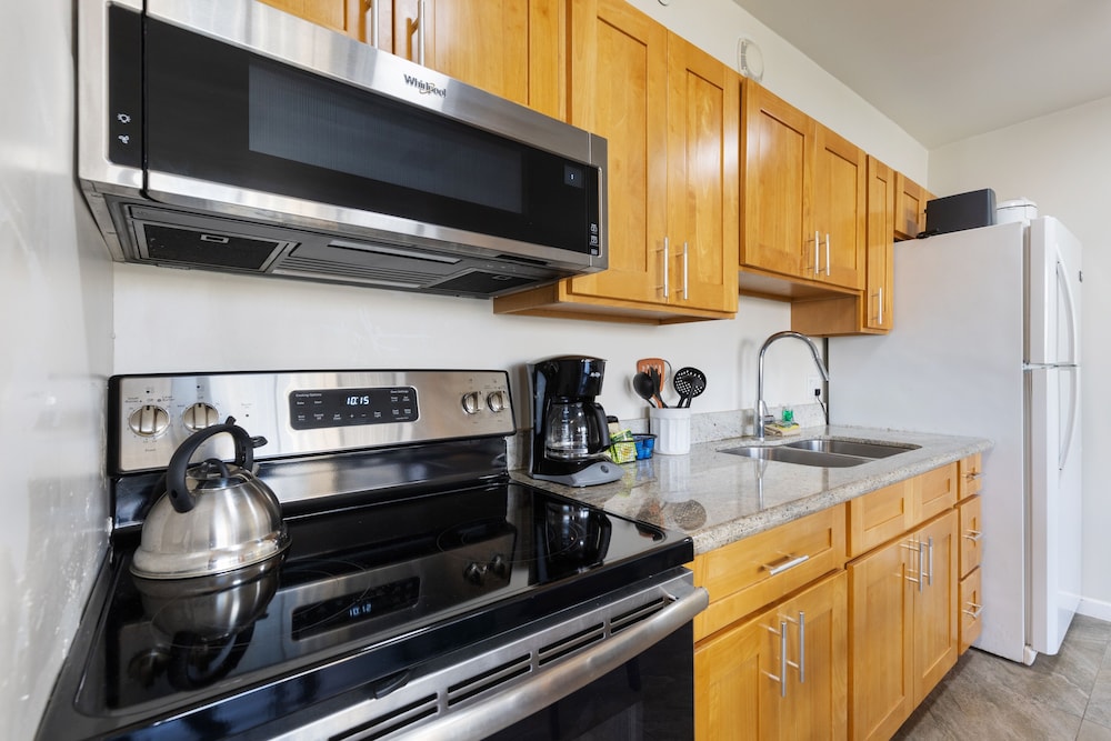 Light & Airy 8th Floor Ocean View Condo with Lanai and FREE Parking by Koko Resort Vacation Rentals - photo 9