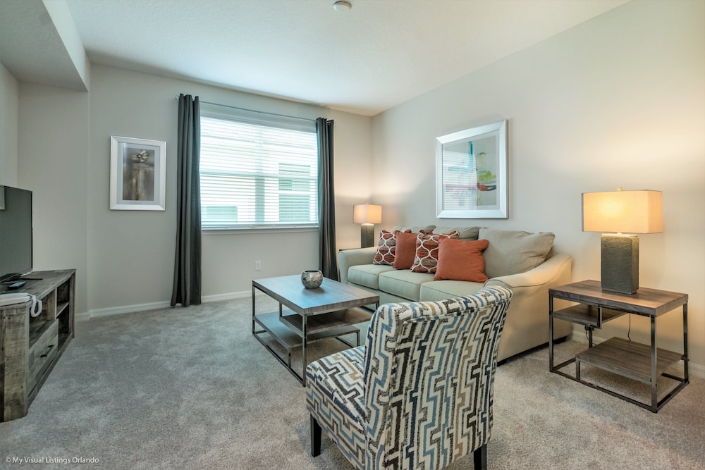 Beautiful 4 Bed With Pool & Spa - photo 17