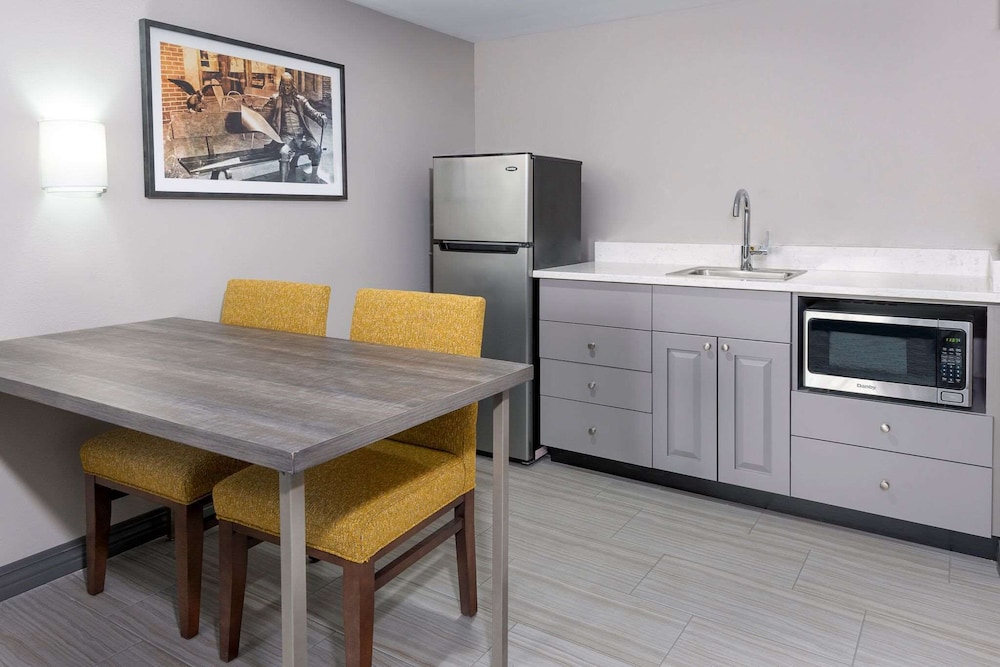 Hampton Inn & Suites Kansas City Country Club Plaza - photo 19
