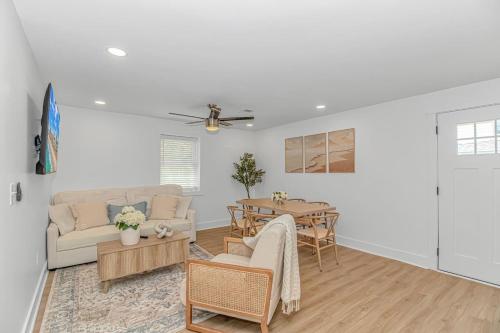 Beachside 5BR 5BTH Bungalow 1 Block from Ocean — 4-Star Luxury Hotel in Myrtle Beach, United States