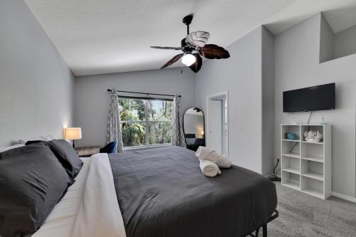 Spacious 3BR Family Home Near Sponge Docks — 4-Star Luxury Hotel in Tarpon Springs, United States
