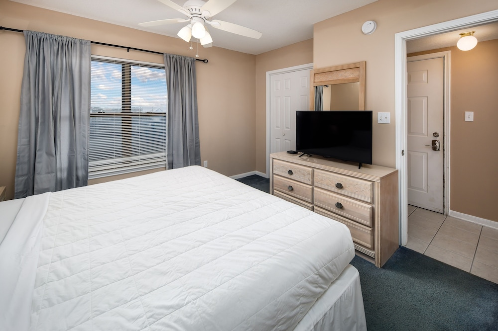 Emerald Towers West 3003 by RedAwning - photo 3