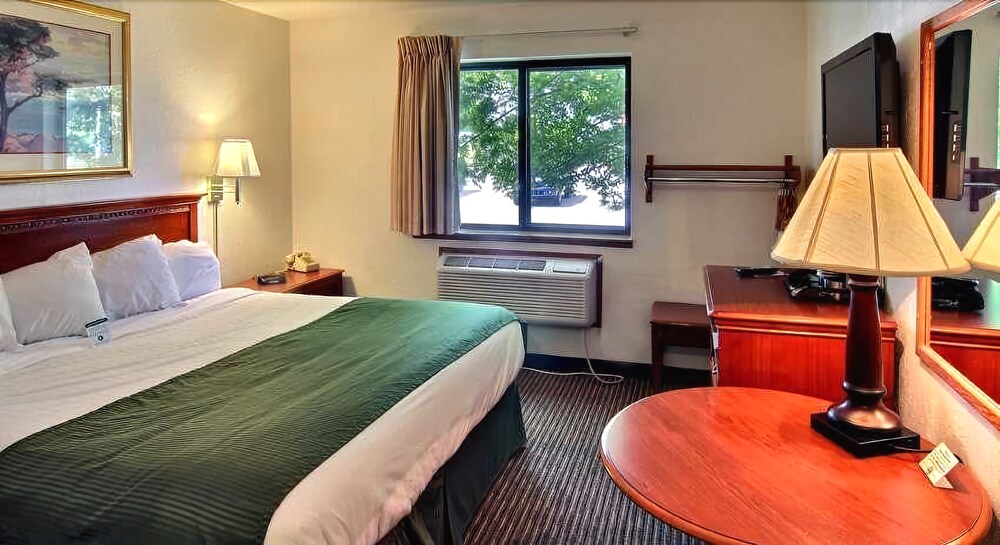 Days Inn & Suites by Wyndham Traverse City - photo 18