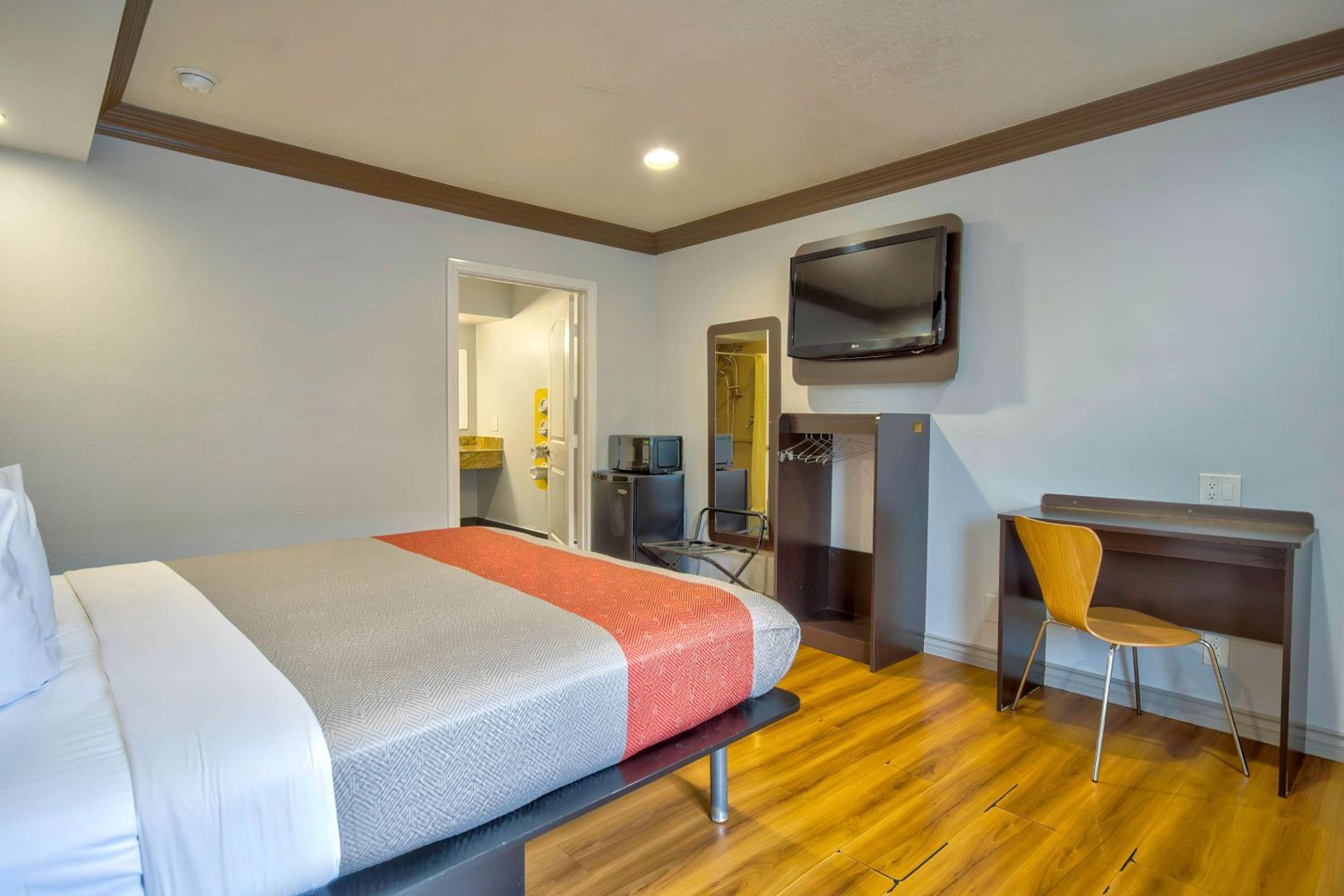 Motel 6 Gardena - photo 9