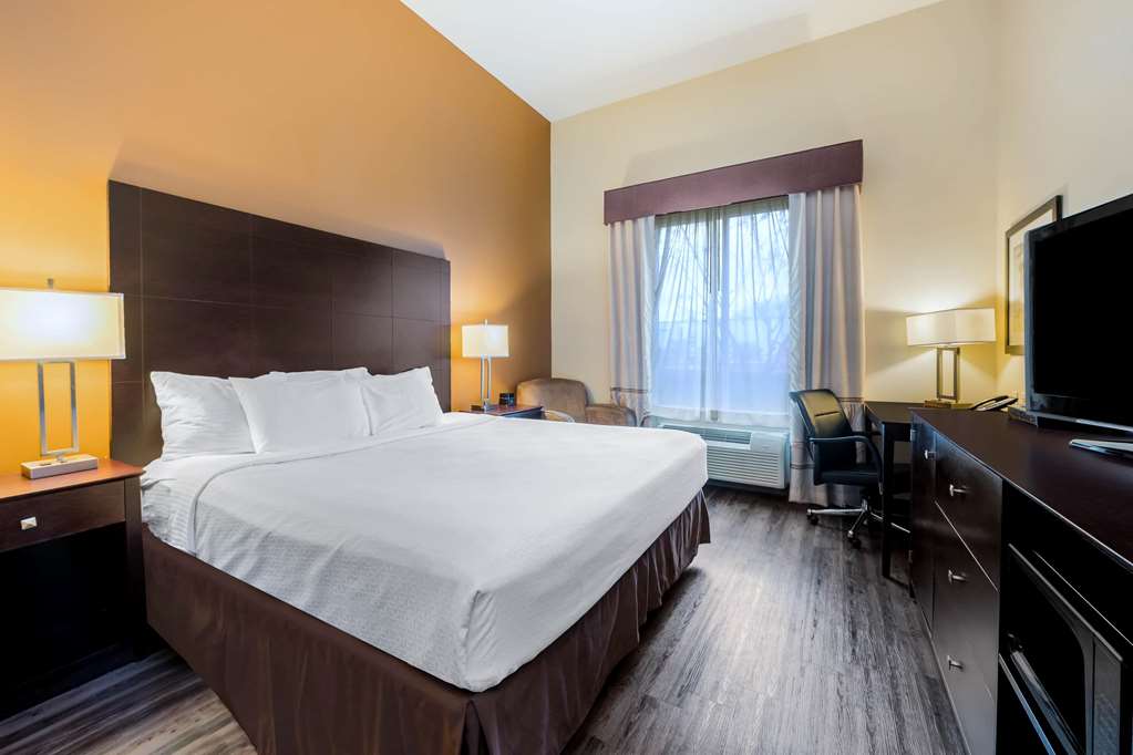 La Quinta Inn & Suites by Wyndham Marshall - photo 16