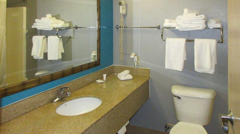 Clarion Pointe Evansville North - photo 33