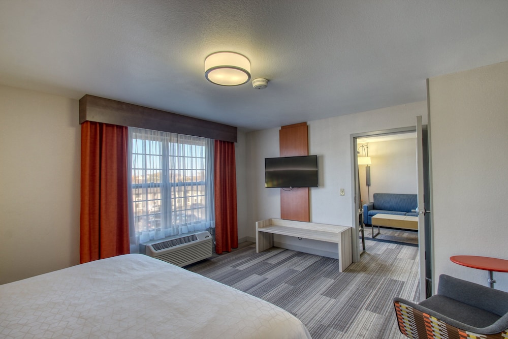 Holiday Inn Express Hotel & Suites Milwaukee Airport by IHG - photo 46