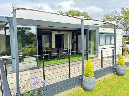 Le Refuge du Lac Sejour D'exception Avec Vue Imprenable Sur Le Lac Piscines Sauna Salle Fitness Bibliotheque Restaurant 10min Des Sables D'olonne — 4-Star Luxury Hotel in Sainte-Foy-Les-Lyon, France