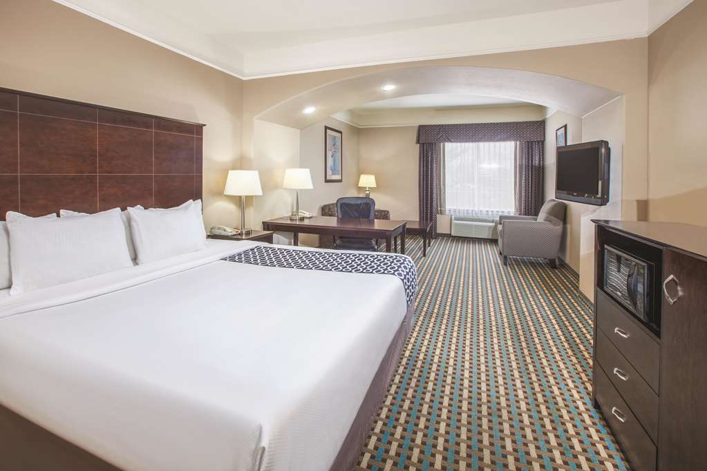 La Quinta Inn & Suites by Wyndham Bay City - photo 15