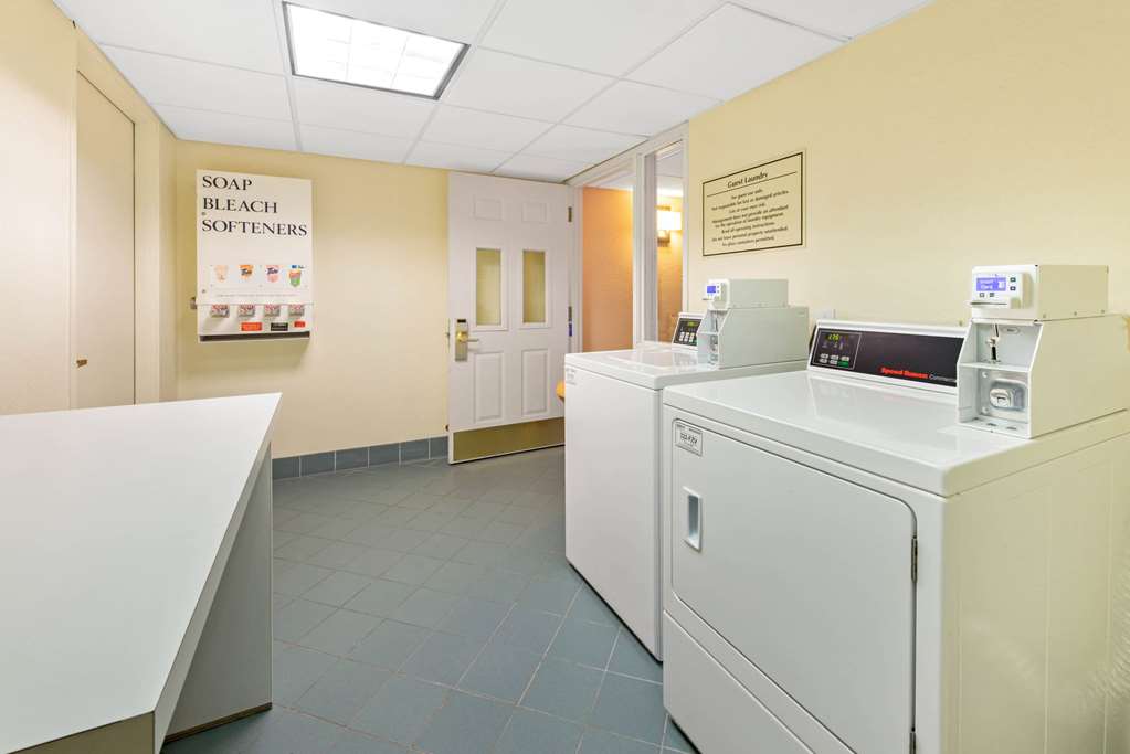 La Quinta Inn & Suites by Wyndham USF - photo 47