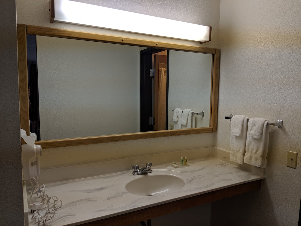 Boarders Inn & Suites by Cobblestone Hotels Ripon - photo 32