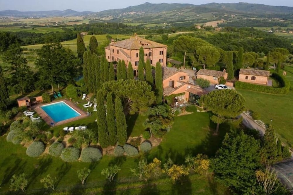 Agriturismo Palazzo Val Del Sasso — 4-Star Luxury Hotel in Castiglione Del Lago, Italy