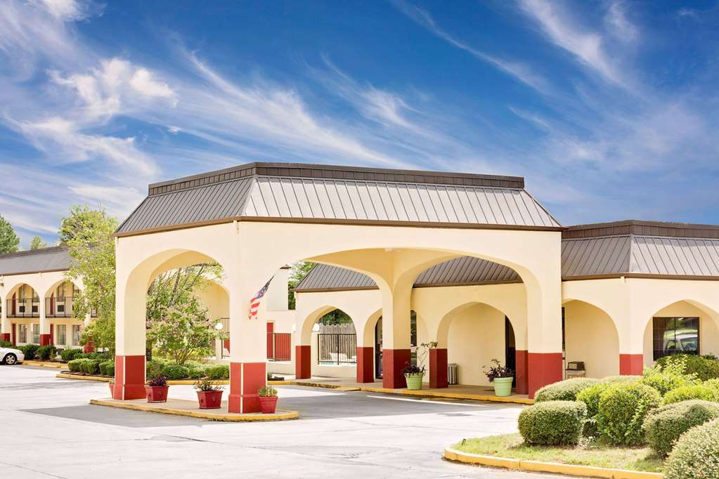Days Inn & Suites by Wyndham Starkville - featured photo