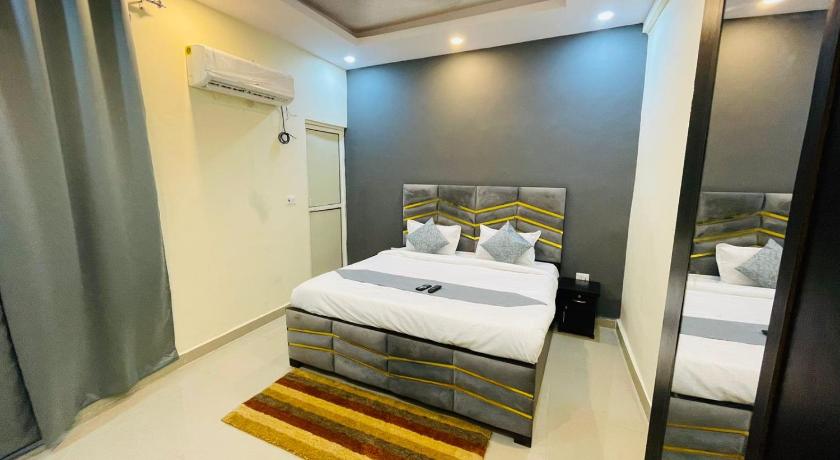 Play Glory Sec 18 Couple Friendly - last minute hotel in Noida