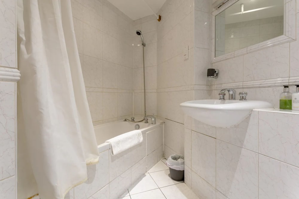 Large & Central 2BD Flat Tower Hill - carbon neutral hotel in London
