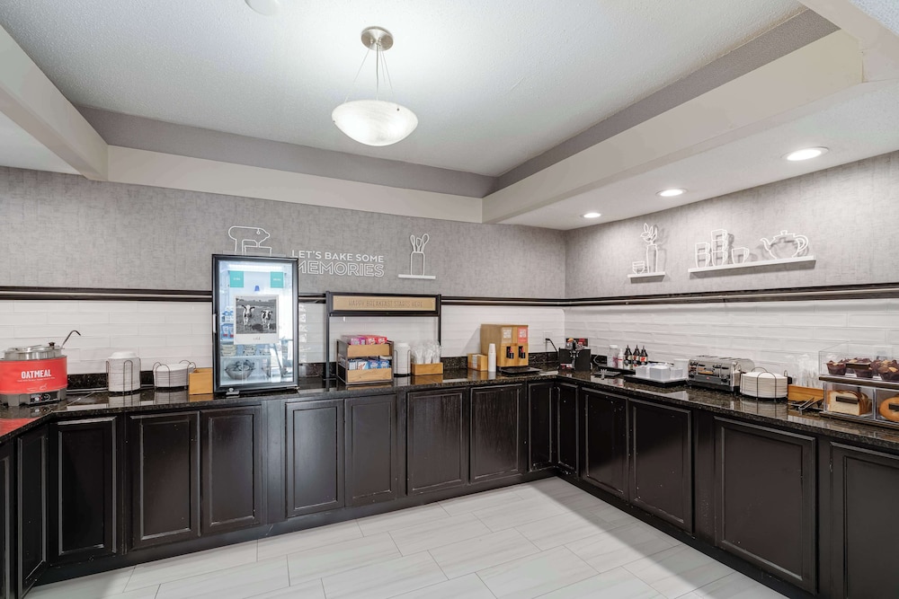 Hampton Inn Bloomington West - photo 35