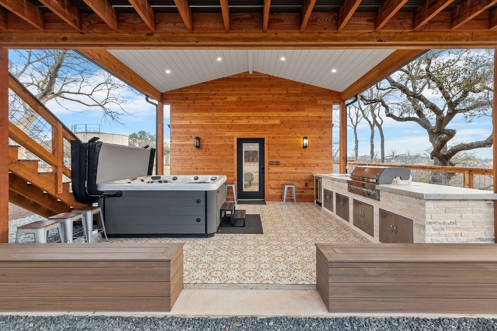 Guadalupe Bluff Modern House 5 Bedroom Home By Redawning 18115882 — Kerrville