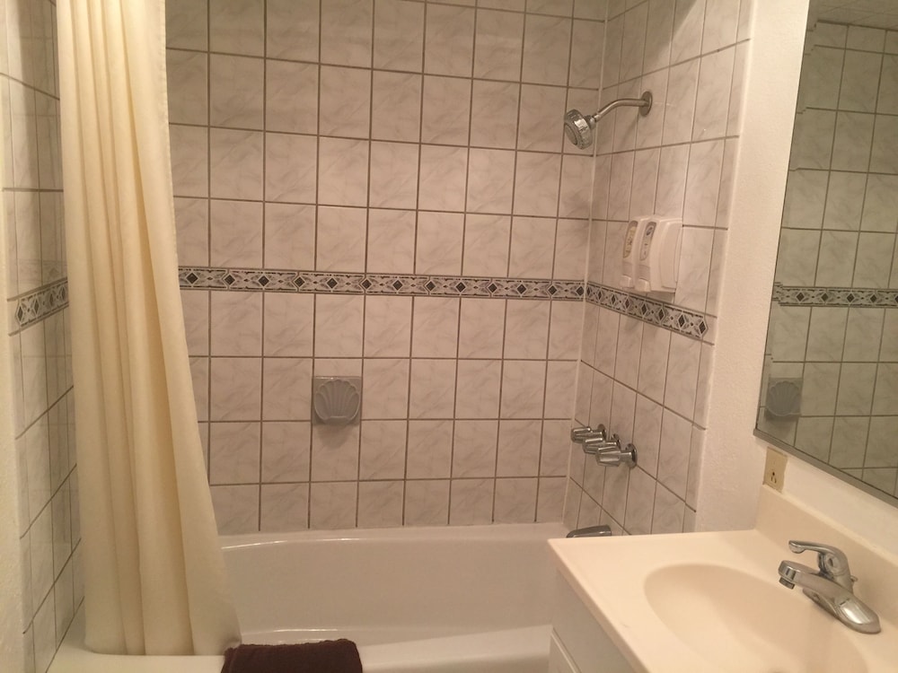 Tradewinds Airport Hotel - photo 34