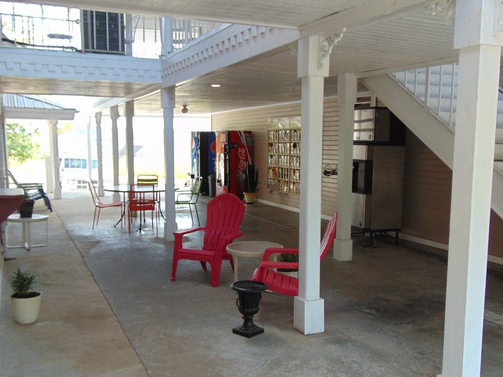 Candlelight Inn - photo 18
